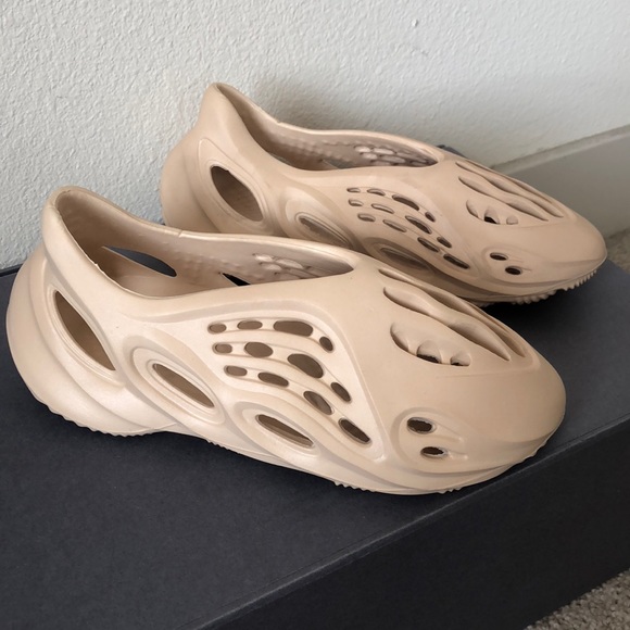 yeezy foam runner size 11